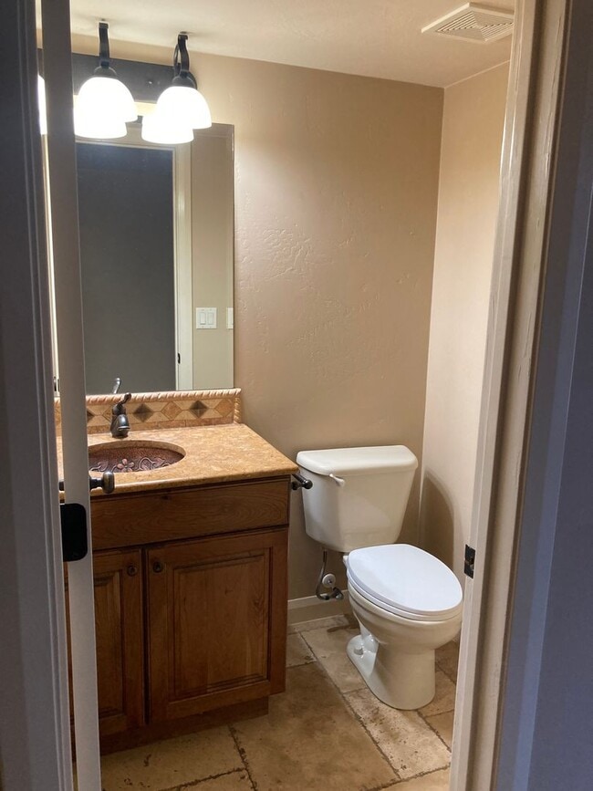 Building Photo - Cedar Park Townhome