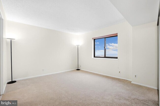 Building Photo - 5902 Mt Eagle Dr