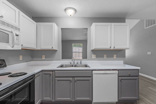 Building Photo - Updated One Level 2 Bedroom / 2 Full Bath ...