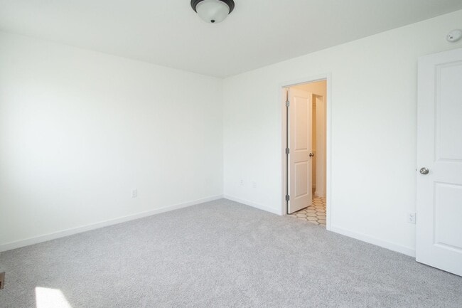 Building Photo - 4 Bed 3 Bath Single Family Home