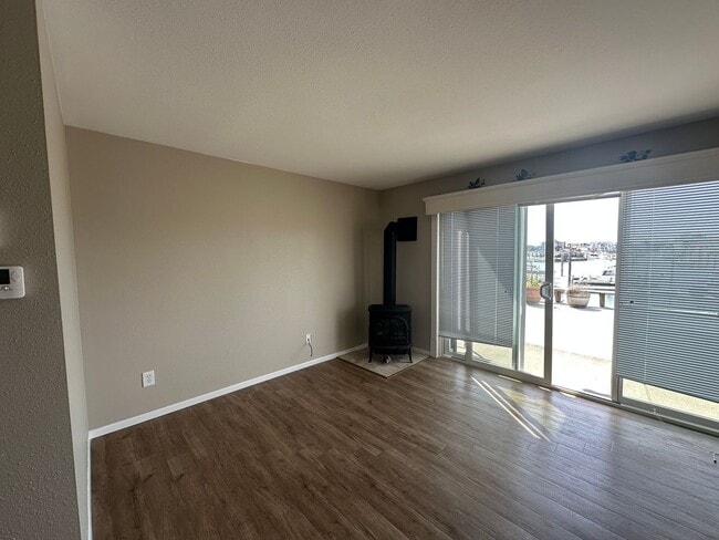 Building Photo - 2 Bed 2 Bath Waterfront Condo in Sandy Point
