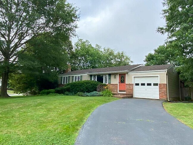 Building Photo - Charming 2-Level, 3 Bed 2 Bath Home In Much Sought After Chalet Woods Location