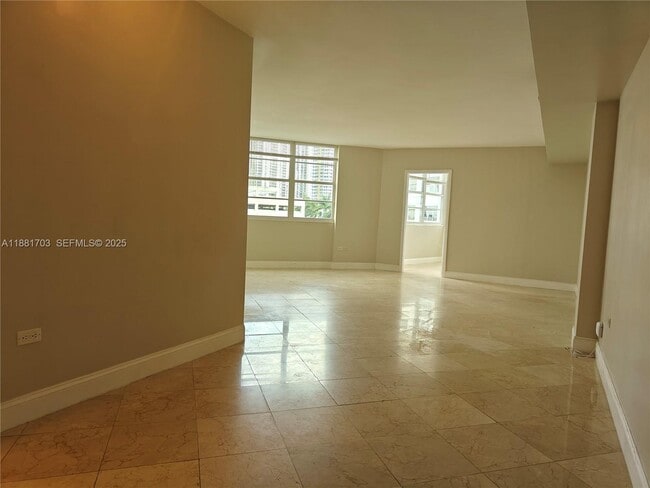 Building Photo - 825 Brickell Bay Dr