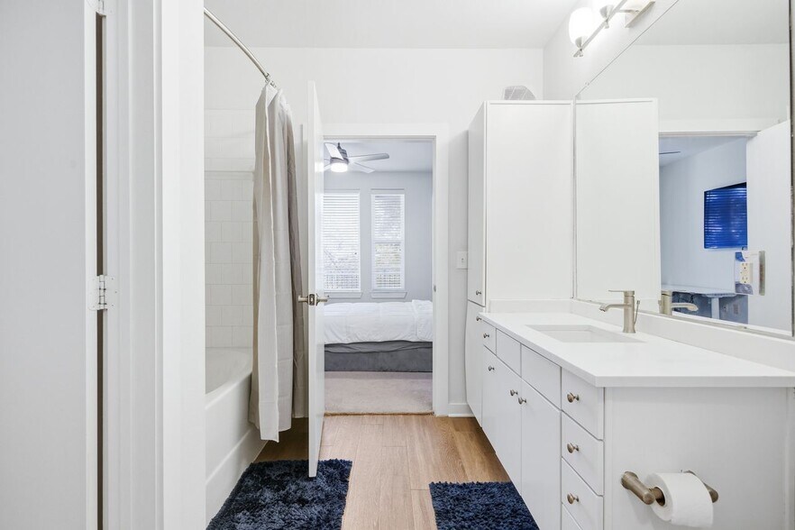 Building Photo - 1900 Barton Springs Rd