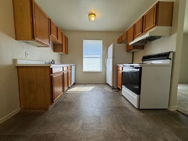 Building Photo - 1801 Cedarhill Dr