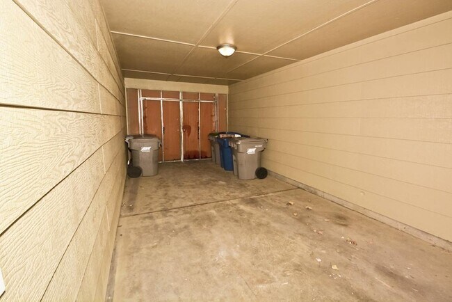 Building Photo - 1122 S Pond St
