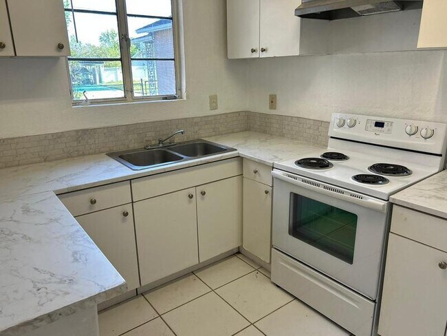 Building Photo - 4246 Minoso St