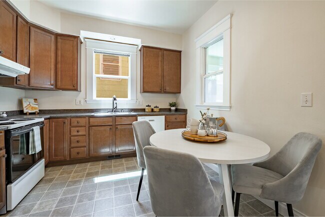 Building Photo - Charming, Spacious 5-Bedroom Home in York ...