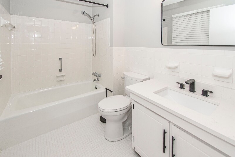 Building Photo - 118 Camelot Ct