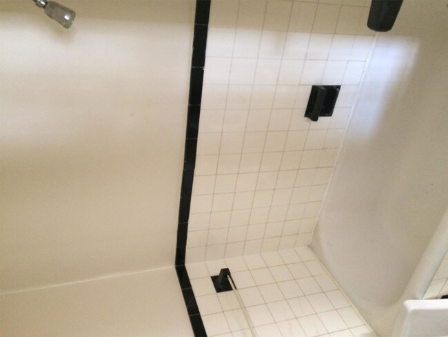 Building Photo - 4857 Lewis Ave