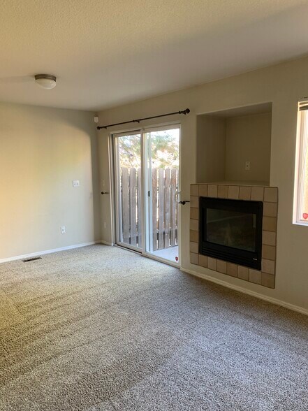 Living area - 2232 Golden Gate Grv