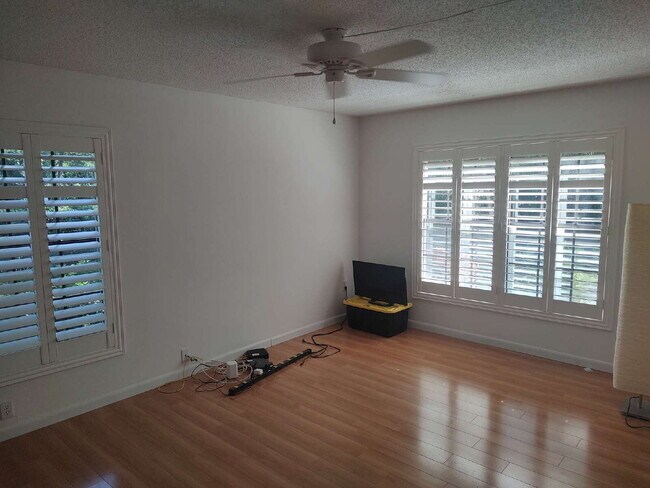 Building Photo - "$200 move in Special. Quite and Peaceful ...