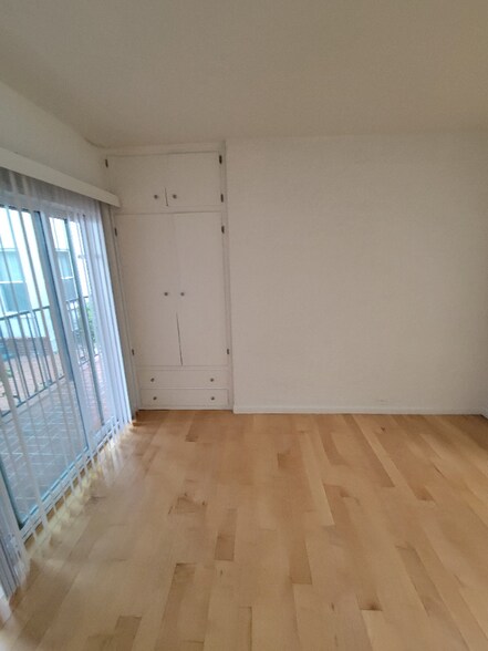 Building Photo - 485 S Roxbury Dr