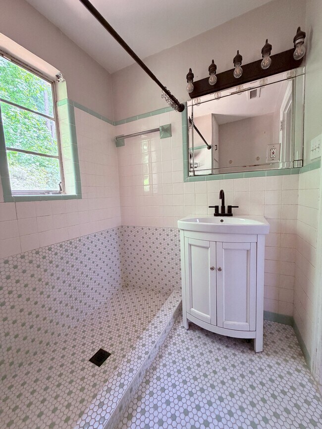 Building Photo - 13 Brookside Dr