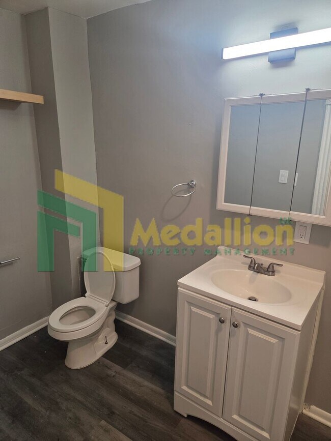 Building Photo - Spacious Studio with Hardwood Floors and Stainless Steel Appliances – Prime Milwaukee Ave Location