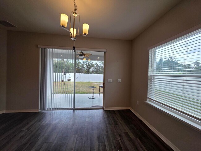 Building Photo - 4-Bedroom, 2.5-Bathroom in Lakeland