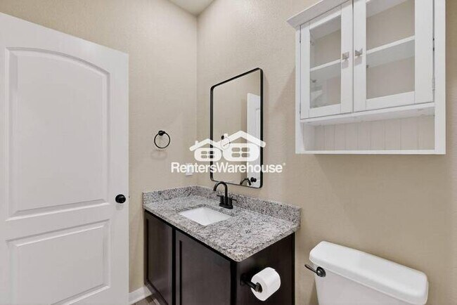 Building Photo - MOVE IN READY COMPLETELY UPDATED - 3BED/2B...