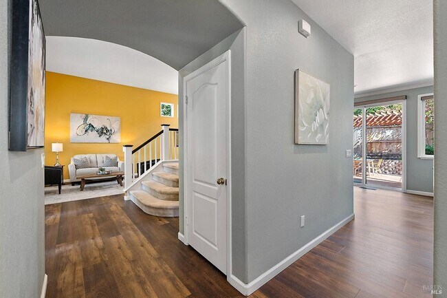 Building Photo - Two Level Home in Windsor with 4 Bedroom and 3 full Bath