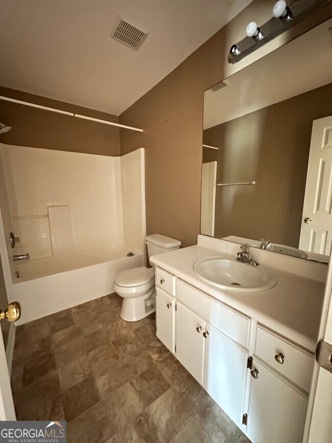 Building Photo - 22 Robins Ct