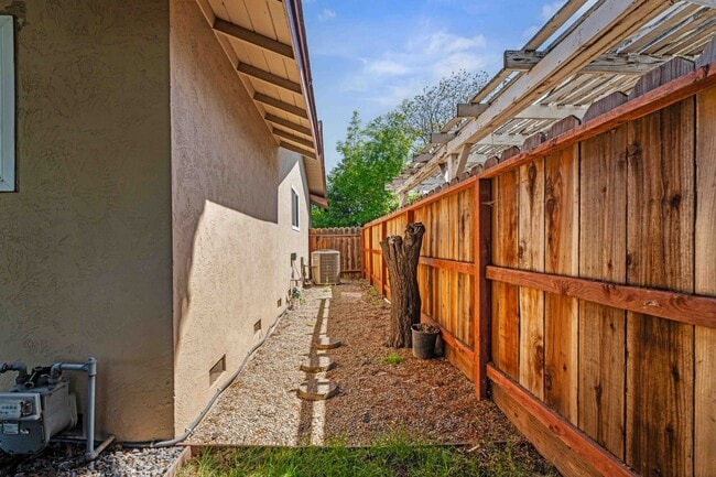 Building Photo - 1825 College Ave