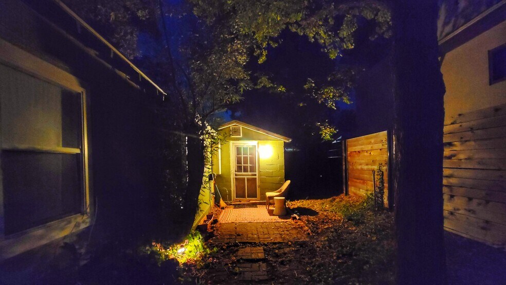 Building Photo - 709 W Live Oak St