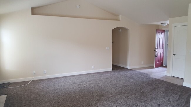 Building Photo - Bethel Area Home