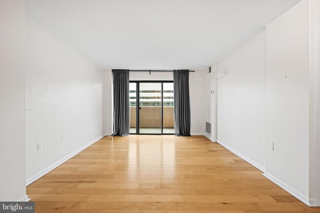 Building Photo - 1301 N Courthouse Rd