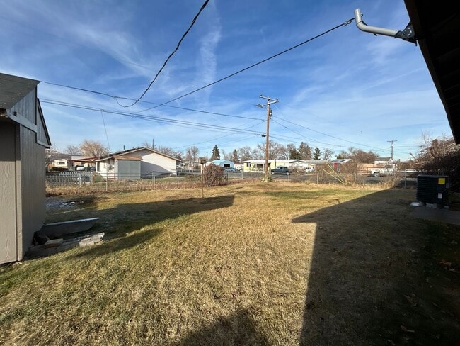 Building Photo - 3 Bedroom / 1 Bathroom home in Metolius