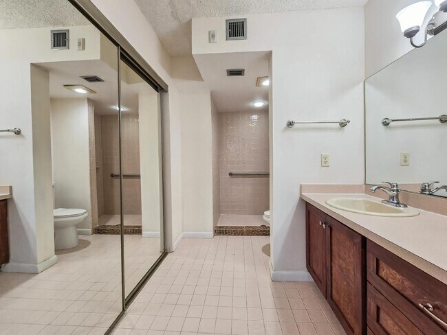 Building Photo - 2900 NW 42nd Ave