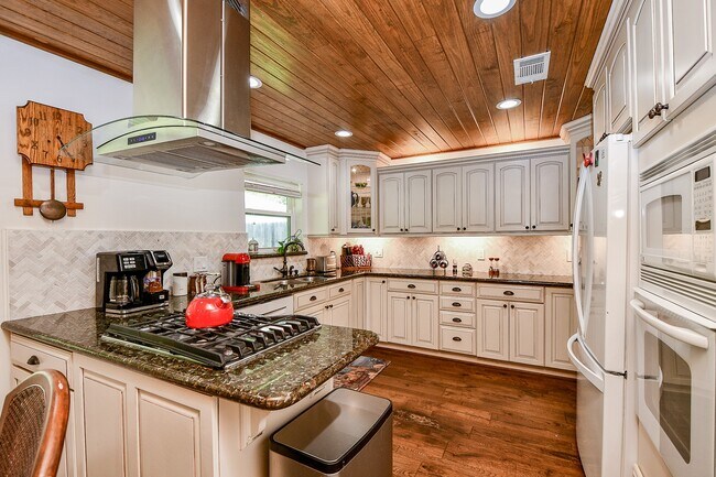 Building Photo - 922 Chantilly Ln