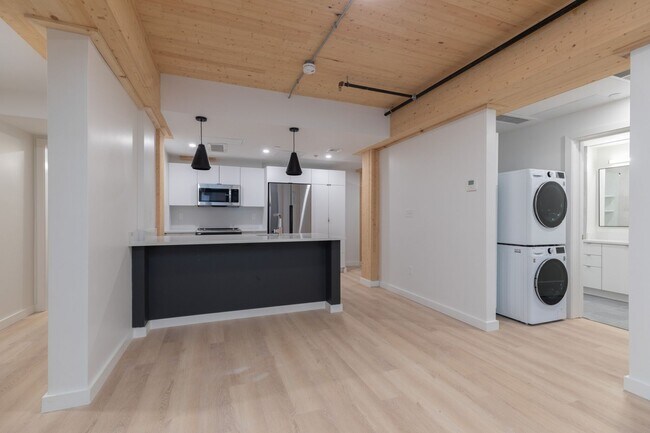 Building Photo - 13 E Lenox St