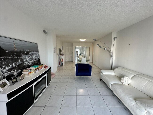 Building Photo - 300 Bayview Dr