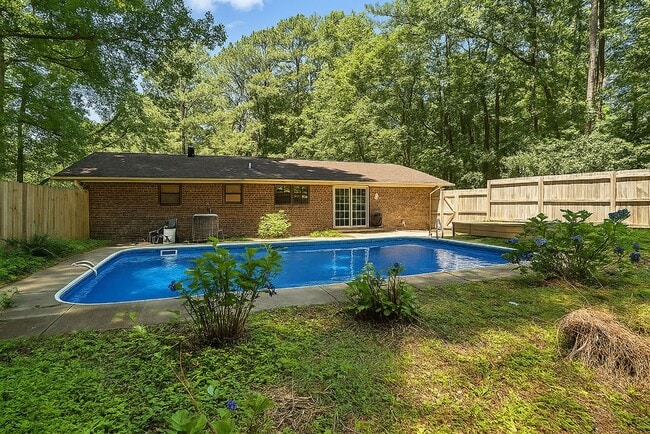 Building Photo - Charming 3BR 1 BTH Home with Inground Pool...