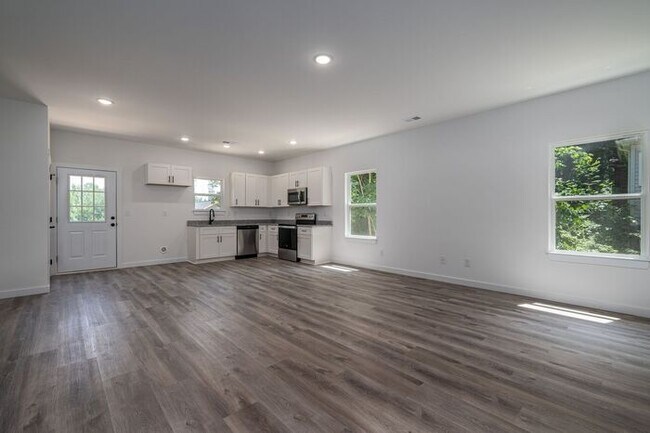 Building Photo - Your New Home Awaits in Hickory!