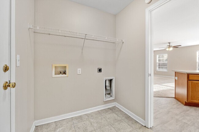 Building Photo - Spacious 4 BR, 2.5 BA, Master BR on Main, Conveniently Located Between Greenville and Spartanburg