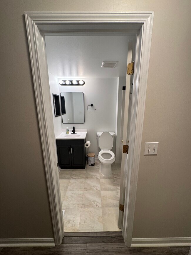 Guest Bathroom - 350 Wethington Dr