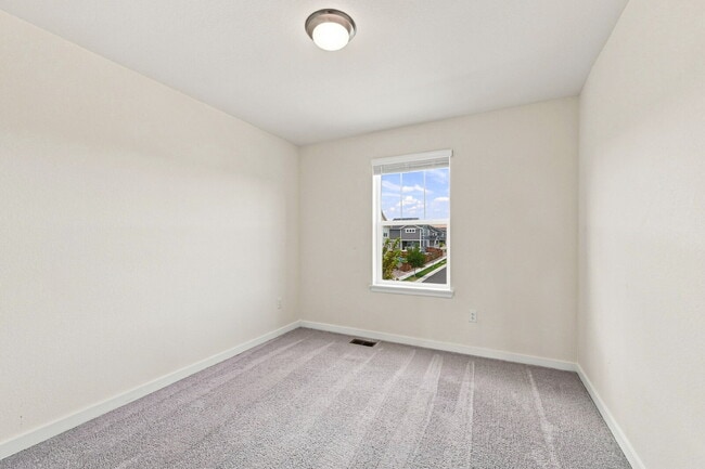 Building Photo - $2,995.95-3-Bed, 2.5-Bath Updated Townhouse in Broomfield!