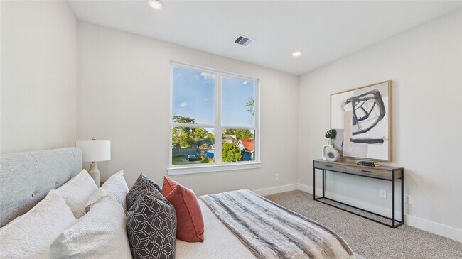 Building Photo - 5027 Golden Forest Dr