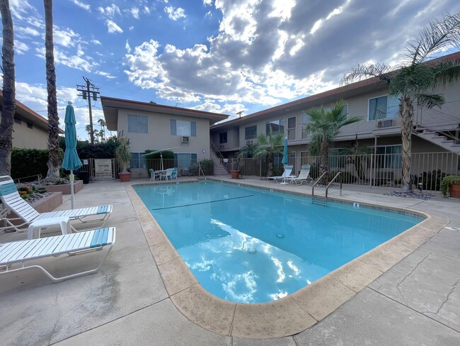 Building Photo - AVAILABLE NOW! 1 Bed 1 Bath FIRST FLOOR Ap...