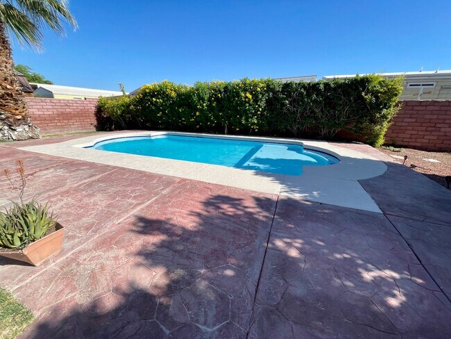 Building Photo - Pool Home in Victoria Meadows