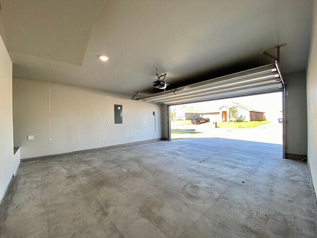 Building Photo - 4 Bed 2 Bath, w/Office in Deer Creek Schools