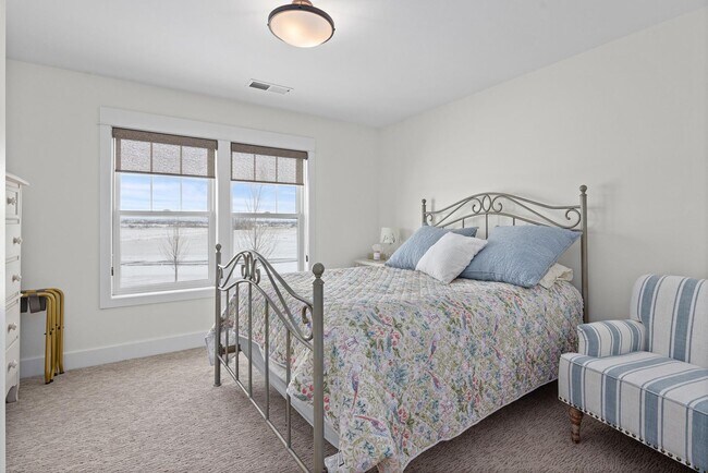 Building Photo - Stunning luxury rental!