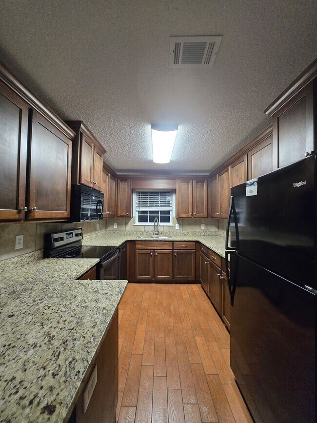Building Photo - 142 Leeswood Cir