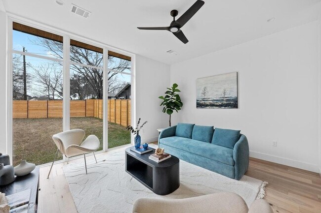 Building Photo - 1409 Valleyridge Dr