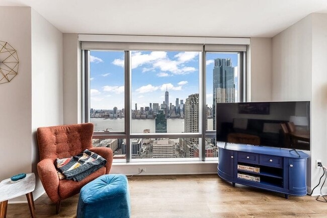 Building Photo - 25 Christopher Columbus Dr