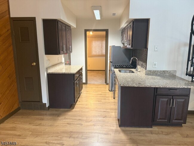 Building Photo - 11 Great Gorge Dr