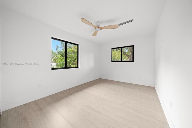 Building Photo - 15121 SW 69th Ct