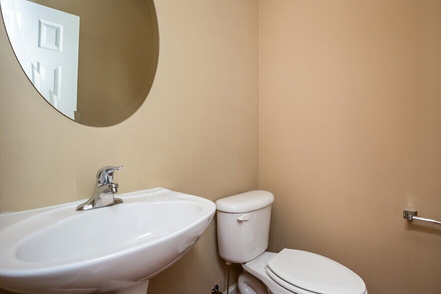 Building Photo - 50 Cottage Ln