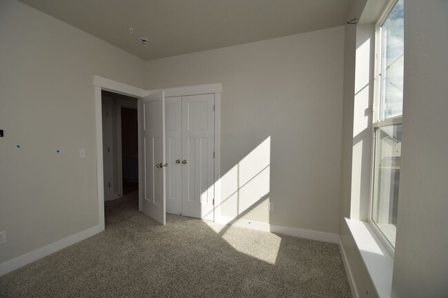 Building Photo - Bright Top Floor Condo with Tennis court, Pool, and Clubhouse