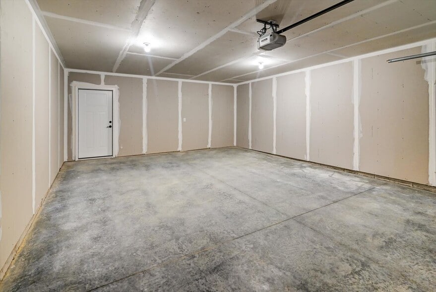 Building Photo - 2940 Blue Grass Dr